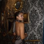 Victoria Mehault Instagram - Ça y est, j’ai 25 ans !!! Mes anniversaires ont souvent été pour la plupart tristes, comme toutes les autres fêtes d’ailleurs. J’ai toujours vécu ça comme une piqûre de rappel, pour bien me souvenir que j’ai un cadre familial hyper bancal voir quasi inexistant et donc en somme, que je suis très seule. Sauf qu’aujourd’hui je l’ai ressenti différemment. Je le fête au côté de celui avec qui je veux construire ma vie, qui m’a fait une surprise extraordinaire et juste qui m’aime de manière saine et totalement désintéressée, franchement pour moi c’est un truc de malade !!!! Et aussi, mon cercle d’amis qui c’est ÉNORMÉMENT restreint cette année d’ailleurs. Ce qui n’est pas plus mal en soit, car aujourd’hui je suis entourée uniquement de personne extraordinaires 🤍 Je pense que c’est la première fois que je me sens autant à ma place, que ce soit avec eux et aussi avec vous!!! Autant moi même, aimée et considérée, surtout pour faire un travail que j’aime et développer mes projet. Tout le mérite vous revient donc merci 🤍 Signé : la version la heureuse de moi même