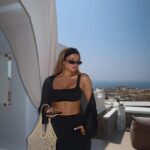 Victoria Mehault Instagram - Je suis la seule à faire des efforts vestimentaires seulement en voyage ? Je suis de retour à Six Fours les Plages et croyez moi, je porte des joggings ft. pyjamas all day vraiment - glamours