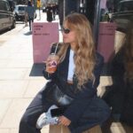 Victoria Mehault Instagram - Une journée recap à Londres avec nous 🙋🏼‍♀️ Je vous souhaite a tous et toutes d'avoir des amies aussi géniales que les miennes 🥲 Je vous ai laissé le son sur les vidéos de la fin pour votre grand bonheur 😂🫶🏼