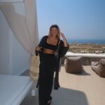 Victoria Mehault Instagram - Je suis la seule à faire des efforts vestimentaires seulement en voyage ? Je suis de retour à Six Fours les Plages et croyez moi, je porte des joggings ft. pyjamas all day vraiment - glamours