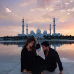 Victoria Mehault Instagram – Les mimis à Abu Dhabi 🌅✨ Je vous raconte même pas le moment de stress intense et de pression pour prendre cette photo au bon moment du couché de soleil 😭 Il y avait littéralement 15 personnes qui attendait pour faire la même et qui nous regardait 😂 Notre petit moment de gloire finalement !