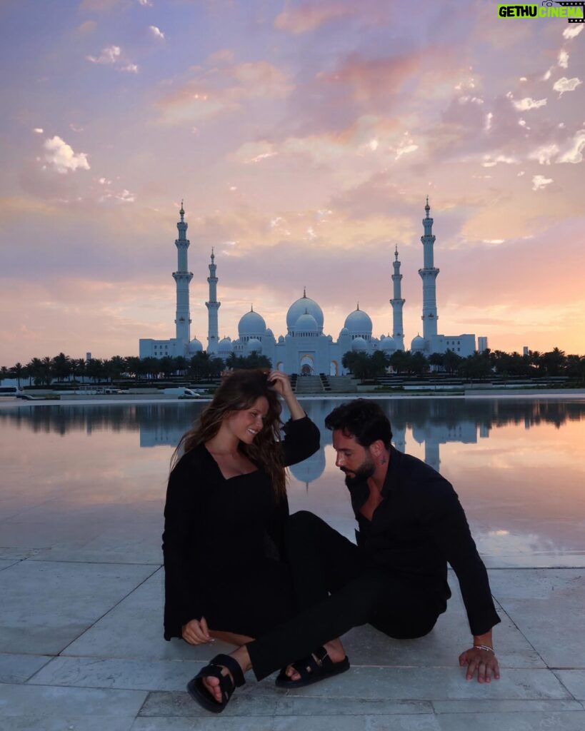 Victoria Mehault Instagram - Les mimis à Abu Dhabi 🌅✨ Je vous raconte même pas le moment de stress intense et de pression pour prendre cette photo au bon moment du couché de soleil 😭 Il y avait littéralement 15 personnes qui attendait pour faire la même et qui nous regardait 😂 Notre petit moment de gloire finalement !