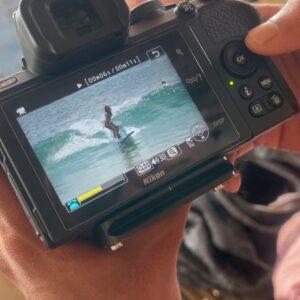 Victoria Mehault Instagram - Coup de foudre pour Bali 🥹🌴 Swipe jusqu’à la fin pour voir mon gros pétard et aussi me voir surfer 🏄🏼‍♀️🌸 Vous me mettez combien /10?? Pour le surf bien évidement 😂🫶🏼 Bisous mes stars et bon dimanche jvous aime 💝
