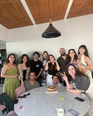 Victoria Volkova Instagram - abril, ojalá instagram me dejara subir más de 10 fotos. estuviste intensísimo, para bien y para mal. pero gracias por dejarme sentirlo todo. por los eclipses que me dejaron cerrar la puerta al pasado, por poder estar viva en los cumpleaños de mis personas mas amadas, por los viajes y por poder ver a @madonna (tres veces). por tener a personas que me quieren bonito y por el amor y las risas que llegaron de la forma menos esperada 🙂‍↕️❤️‍🔥