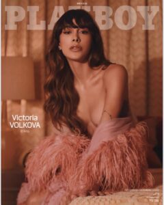 Victoria Volkova Instagram - Antes que nada... GRACIAS. Esta portada celebra las diferentes formas de ser mujer, las diferentes formas de ser bella, las diferentes formas de explorar tu sensualidad y disfrutar de tu proceso. Espero que con esta portada las personas tengan mas curiosidad. Más curiosidad de conocerse, más curiosidad de conocer cómo es ser una persona trans. Más curiosidad de cómo viven las personas trans en este país y en el mundo y qué es lo que tenemos que pasar para vivir una vida digna, para ser respetadas, para ganarnos la vida, para ganarnos el respeto de los demás, para ser escuchadas y dignificadas, para conseguir un trabajo, para sobrevivir la escuela, para sobrevivir en esta sociedad que no nos voltea a ver ni a nosotras ni a nuestros problemas. Esta portada también es hacer las pases conmigo misma. Por mucho tiempo odiaba mi cuerpo y odiaba ser una mujer trans, ya que pensaba que eso era lo que me hacía una persona menos valiosa, menos merecedora del amor, menos “normal”. Pero después aprendí que la que tenía que aceptarse era yo misma antes de exigir que los demás me aceptaran, porque cuando te aceptas tu primero te deja de importar lo que los demás opinen de ti. Cuando aprendes a amarte a ti misma y a ver todo lo que te hace hermosa y valiosa. Cuando abrazas tus imperfecciones y les dices que gracias por hacerte tan única y tan diferente. Cuando aprendes que tu mayor diferenciador, eso por lo que la gente te molestaba en la escuela, es lo que años después te convertirá en una persona que va a resaltar del resto. Pueden leer la carta completa y ver las fotos en el link en mi bio #VictoriaEnPlayboy @playboymx Gracias a @alexcordovaphoto @sorceryproductiondesign @stephaniesznicer @jukajukajuka por ayudarme a hacer MAGIA para estas fotos 💖✨ los amo.