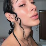 Victoria Volkova Instagram - les dejo este tutorial de peinado wet look inspirado en uno de los looks de Zendaya usando mi gel favorito #got2b 🤩