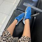 Victoria Volkova Instagram - outfit check de aeropuerto con mis Gazelle del color azul clásico de @adidasmx 💙 #creadoconadidas #adidasgazelle