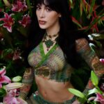 Victoria Volkova Instagram - me siento la más fértil en el jardín de @jeanpaulgaultier makeup x @belusaenz arte x @_pandorama hair x @aldo.ek set design x @florescosmos foto x @carlosmart1 #labelle #paradisegarden
