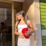 Victoria Volkova Instagram - ¿puedes salir a jugar conmigo? 🥹 amando este set muy coquette con estos flats con estoperoles, mi bolsita roja y lentes de office siren 🧜🏻‍♀️ todo de @bershka #gifted #bershkastyle ¿Ustedes usarían este look?