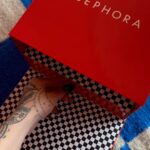 Victoria Volkova Instagram - Mirarse al espejo es tener un momento de conexión conmigo misma, seamos parte de algo hermoso @sephoramx #PaidPartnership