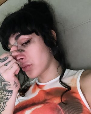 Victoria Volkova Instagram - abril, ojalá instagram me dejara subir más de 10 fotos. estuviste intensísimo, para bien y para mal. pero gracias por dejarme sentirlo todo. por los eclipses que me dejaron cerrar la puerta al pasado, por poder estar viva en los cumpleaños de mis personas mas amadas, por los viajes y por poder ver a @madonna (tres veces). por tener a personas que me quieren bonito y por el amor y las risas que llegaron de la forma menos esperada 🙂‍↕️❤️‍🔥