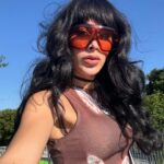 Victoria Volkova Instagram - makeup para festival 🤎 nos gustan los tonos metálicos aplicados con los dedos ¿ustedes que opinan?