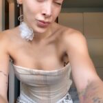 Victoria Volkova Instagram - Nada más trans que vestirte escuchando a @amanda.lear 🙂‍↕️🪭🌹