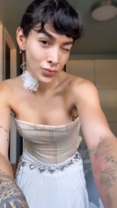 Victoria Volkova Instagram - Nada más trans que vestirte escuchando a @amanda.lear 🙂‍↕️🪭🌹