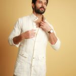 Vijay Deverakonda Instagram - Me When you all love the trailer 😃 #FamilyStar Outfit : @jatinmalikcouture Styling: @harmann_kaur_2.0 Photos: @pauldavidmartinofficial