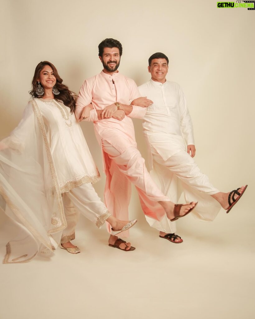 Vijay Deverakonda Instagram - We are a happy Family ❤️ We will make you all super duper happy from April 5th. #FamilyStar Outfit: @chandrikaraamzofficial Styling: @harmann_kaur_2.0 Photographer: @pauldavidmartinofficial