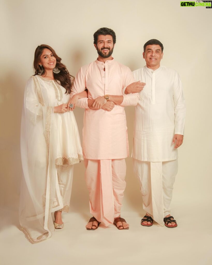 Vijay Deverakonda Instagram - We are a happy Family ❤️ We will make you all super duper happy from April 5th. #FamilyStar Outfit: @chandrikaraamzofficial Styling: @harmann_kaur_2.0 Photographer: @pauldavidmartinofficial