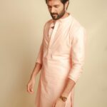 Vijay Deverakonda Instagram - We are a happy Family ❤️ We will make you all super duper happy from April 5th. #FamilyStar Outfit: @chandrikaraamzofficial Styling: @harmann_kaur_2.0 Photographer: @pauldavidmartinofficial