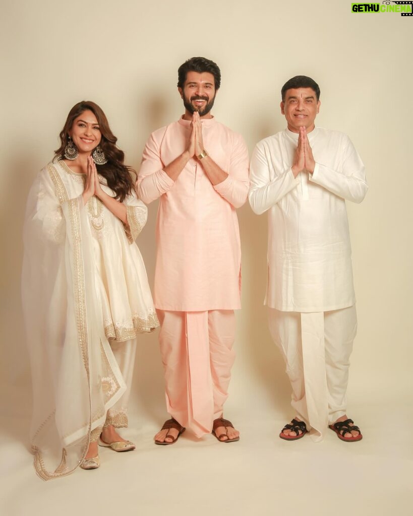 Vijay Deverakonda Instagram - We are a happy Family ❤️ We will make you all super duper happy from April 5th. #FamilyStar Outfit: @chandrikaraamzofficial Styling: @harmann_kaur_2.0 Photographer: @pauldavidmartinofficial