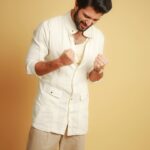 Vijay Deverakonda Instagram - Me When you all love the trailer 😃 #FamilyStar Outfit : @jatinmalikcouture Styling: @harmann_kaur_2.0 Photos: @pauldavidmartinofficial