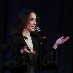 Viktoriya Dayneko Instagram - Привет всем! Мне вот стало интересно, какие три песни из моего репертуара вам нравятся больше всего?