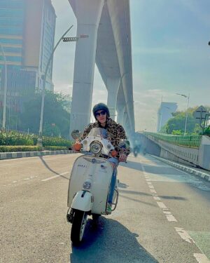 Vino G. Bastian Instagram - “Datang tampak muka, pulang tampak punggung..”

📷 @ilmanff
