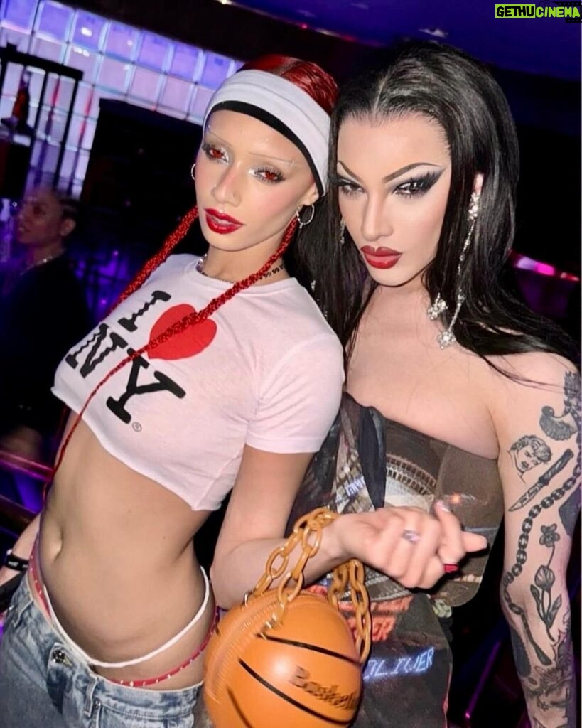 Violet Chachki Instagram - NYC with @gottmik @rupaulsdragrace @jeanpaulgaultier @marco_ovando @uglyworldwide @emceestudios @juliafox @zanabayne @ageofaquaria @im_linux @chipimenendez 💋💋