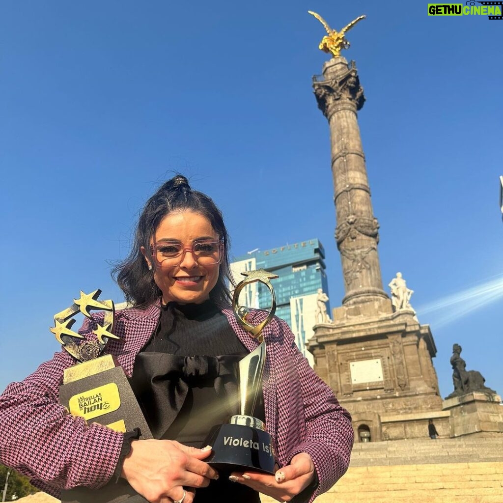 Violeta Isfel Instagram - #tbt de cuando ganamos el bicampeonato de @lasestrellasbailanenhoy Me sentí tan feliz, agradecida y orgullosa de todas la pruebas que superé en este maravilloso reality, que fui a celebrarlo en el #angeldelaindependencia de la #cdmx Gracias @luisfernandop_mx @memotellez_coreografo @cinthya.dom @gus.escalera @raymixmusic y por supuesto gracias @andy___rodriguez y a todo tu súper #staff y equipo de producción del @programahoy por la experiencia más extraordinaria de mi vida 😍 Los amo y llevo en mi corazón siempre. Pero sobre todo gracias a ti que lees, votaste y gracias a tu cariño 🫶🏻 nos hiciste bicampeones. Mucho éxito para a todos los nuevos integrantes en esta temporada que comienza. ¡Disfruten al máximo! ¿Tienes algún recuerdo de la temporada 3 o de la temporada campeón de campeones de #lasestrellasbailanenhoy? #violetaisfel #colecccionandoexperiencias Ángel de la Independencia