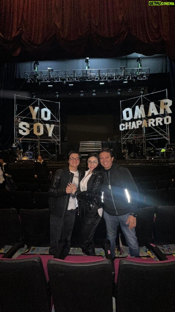 Violeta Isfel Instagram - Pudimos disfrutar en familia de el súper show #YoSoyOmarChaparro Sólo puedo decir, GRACIAS @omarchaparro por permitirnos conocer más de tu alma a través de tu talento en este show hecho con el corazón ♥️ y la más genuina consciencia. Te adoro hermanito estelar ♥️ gracias, gracias, gracias por reconectarme con mi niña interior, quien también soñaba con cantar, bailar y actuar. Me llevo tu poema muy cerquita de mi alma para que cuando quiera dudar, tus palabras me recuerden QUIÉN SOY. #ColeccionandoExperiencias #yosoy #violetaisfel #aquiyahora Teatro Metropólitan