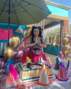 Violeta Isfel Instagram - Así celebramos mi precumpleaños en las grabaciones de #ElPríncipeDelBarrio Gracias jefa @maria.nogueron a todo el staff y produccion, por compartir esta gran aventura juntos, pero sobre todo gracias por hacerme sentir tan amada ♥️ ¡FELIZ CUMPLEAÑOS A MI 🎂! #violetaisfel #cumpleaños Mexico City, Mexico