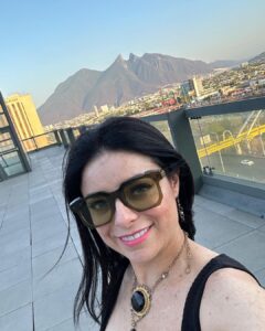 Violeta Isfel Instagram - Que orgullosa me siento de ser mexicana 🇲🇽 Gracias por tanto cariño #monterrey Disfrute cada momento y esta hermosa vista de su emblemático #cerrodelasilla ¿Qué foto te gusto más? ¿Ya conoces Monterrey? #violetaisfel #vestido #negro #tacones #lentes Escenario GNP Seguros