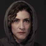 Vishka Asayesh Instagram - دومین فیلم کاظم ملایی به زودی کلید می خورد ویشکا آسایش در نقش اصلی فیلم «گورکن» . با صدور پروانه ساخت فیلم سینمایی «گورکن»، فیلمبرداری این فیلم به کارگردانی کاظم ملایی و تهیه کنندگی سینا سعیدیان بزودی آغاز می‌گردد. . این فیلم که دومین ساخته ملایی پس از فیلم موفق «کوپال» به حساب می آید روزهای پایانی پیش تولید خود را پشت سر می گذارد و تاکنون ویشکا آسایش نخستین بازیگری است که حضورش در این فیلم با نقشی کاملا متفاوت قطعی شده است. «گورکن» اولین فیلمی است که آسایش در سال ۹۸ جلوی دوربینش می رود. . «کوپال» اولین ساخته‌ی کاظم ملایی است که بهار سال گذشته در گروه هنر و تجربه اکران گردید و تاکنون در بخش مسابقه‌ بیش از ۷۰ جشنواره‌ خارجی به نمایش درآمده و در فستیوالهایی چون «ششمین جشنواره‌ی براشوف کانادا»، «سی و چهارمین جشنواره‌ی بوگوتای کلمبیا»، «بیست و ششمین جشنواره‌ی برکلی آمریکا»، «دوازدهمین جشنواره‌ی همیلتون کانادا»، «هفتمین جشنواره‌ی ویاوگای آمریکا»، «سیزدهمین جشنواره‌ی هانتینگتون بیچ آمریکا»، «پنجمین جشنواره‌ی هنرهای زیبای آمریکا» و ... جایزه‌ی بهترین فیلم را دریافت داشته است. . همچنین سینا سعیدیان تهیه کننده «گورکن» نیز پیش از این در فیلم های «شَنِل» و «بنفشه آفریقایی» به عنوان مجری طرح حضور داشته و تهیه کننده «اینجا کسی نمی میرد» بوده است. . ویدئو و عکس فوق مربوط به تست گریم ویشکا آسایش در نقش اصلی فیلم «گورکن» است. این فیلم چند بازیگر مطرح دیگر دارد که طی روزهای آینده معرفی می شوند. پیش بینی می شود نخستین نمایش فیلم در سی و هشتمین جشنواره فیلم فجر باشد Photo @yousefabdolrezaei @goorkan.movie