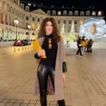 Vishka Asayesh Instagram - ✨ویشی در پاریس 😉✨ A night out in Paris✨ followed by a mesmerizing stroll through the enchanting streets of Place Vendôme ✨🌃 #ParisianNights #ValeraOpening #PlaceVendomeBeauty 🎥@iman_imaneh 👜@narcollection_ 🧥@rosegarden_heritage