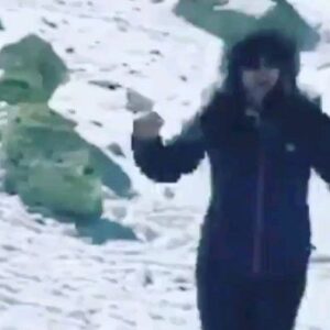 Vishka Asayesh Instagram - یوهوووووو دوباره جایزه 
جایزه ویژه هیات داوران 😁💃💖
برای اینکه حال الان من رو ببینید ورق بزنید 🤣
متن داوران 👇

"هیات داوران سی و هفتمین جشنواره‌ فیلم‌های آسیایی لس‌آنجلس جایزه اصلی خود را به فیلم آمریکایی «من یک مرد ساده بودم» (نامزد بهترین فیلم ساندنس 2021) اهدا کردند و جایزه‌ ویژه خود را به ویشکا آسایش برای بازی در فیلم سینمایی گورکن اهدا کردند. در متن بیانیه هیات داوران عنوان شده است: آسایش در نقش سوده اجرای خیره‌کننده‌ای دارد که شما را به پیچیدگی دنیای خود دعوت می‌کند."
The jury shared: “Asayesh commands your attention as the fiercely independent Soodah, an entrepreneur and mother starting her second marriage when tragedy strikes. She is a modern woman in modern Iran, who must face the humiliation of seeking help from various authority figures while maintaining her dignity. She gives a stunning performance that invites you into the complexity of her world.”
#filmfestivals
@vcmediaorg