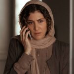 Vishka Asayesh Instagram - جايزه بهترين بازيگر زن «نوزدهمین جشنواره بین‌المللی فیلم ريووسايد» برای فیلم‌ سینمایی گورکن از کاظم عزیز تشکر میکنم بابت همه راهنمایی‌هاش که باعث شد بتونم نقش سوده رو بازی کنم 😍 تبریک به همه بازیگرهای درجه یکی که کنارم بودن ❤  فیلم سینمایی «گورکن» به کارگردانی کاظم ملایی و به تهیه‌کنندگی سینا سعیدیان، شنبه شب گذشته موفق به دریافت چهار جایزه‌ مهم در مراسم اختتامیه‌ «نوزدهمین جشنواره بین‌المللی فیلم ریورساید آمریکا» شد. فیلم سینمایی «گورکن» موفق به دریافت جوایز بهترین فیلم سینمایی، بهترین بازیگر زن (ویشکا آسایش)، بهترین گروه بازیگران و بهترین فیلم از نگاه تماشاگران شد.