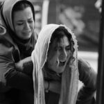 Vishka Asayesh Instagram - جايزه بهترين بازيگر زن «نوزدهمین جشنواره بین‌المللی فیلم ريووسايد» برای فیلم‌ سینمایی گورکن از کاظم عزیز تشکر میکنم بابت همه راهنمایی‌هاش که باعث شد بتونم نقش سوده رو بازی کنم 😍 تبریک به همه بازیگرهای درجه یکی که کنارم بودن ❤  فیلم سینمایی «گورکن» به کارگردانی کاظم ملایی و به تهیه‌کنندگی سینا سعیدیان، شنبه شب گذشته موفق به دریافت چهار جایزه‌ مهم در مراسم اختتامیه‌ «نوزدهمین جشنواره بین‌المللی فیلم ریورساید آمریکا» شد. فیلم سینمایی «گورکن» موفق به دریافت جوایز بهترین فیلم سینمایی، بهترین بازیگر زن (ویشکا آسایش)، بهترین گروه بازیگران و بهترین فیلم از نگاه تماشاگران شد.
