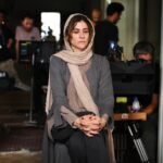 Vishka Asayesh Instagram - بعضی خبرهای خوب هر چقدر هم خوشحالیش کوتاه باشه تا مدتها روی ابرها نگهت میداره و باهاش کلی خیال پردازی میکنی و یه کوچولو پز میدی 😁 دیشب شنیدم نامزد "بهترین بازیگر زن" در جشنواره کوینز ورلد آمریکا برای بازی در فیلم سینمایی "گورکن" به کارگردانی کاظم ملایی عزیز شدم. ( این قسمت خوشحالی و پز) اماخیلی زود فهمیدم که جایزه رو بازیگر دیگه ایی برده. ( اینم قسمت غصه اش)😫 ولی همینکه بازی ام دیده شده و نامزدم کردن خوشحالیش هنوز منو رو ابرها نگه داشته😄 ☁️ پ.ن : فعلا تا اطلاع ثاانوی رو ابرها می‌مانم 😅