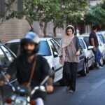 Vishka Asayesh Instagram - بعضی خبرهای خوب هر چقدر هم خوشحالیش کوتاه باشه تا مدتها روی ابرها نگهت میداره و باهاش کلی خیال پردازی میکنی و یه کوچولو پز میدی 😁 دیشب شنیدم نامزد "بهترین بازیگر زن" در جشنواره کوینز ورلد آمریکا برای بازی در فیلم سینمایی "گورکن" به کارگردانی کاظم ملایی عزیز شدم. ( این قسمت خوشحالی و پز) اماخیلی زود فهمیدم که جایزه رو بازیگر دیگه ایی برده. ( اینم قسمت غصه اش)😫 ولی همینکه بازی ام دیده شده و نامزدم کردن خوشحالیش هنوز منو رو ابرها نگه داشته😄 ☁️ پ.ن : فعلا تا اطلاع ثاانوی رو ابرها می‌مانم 😅