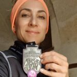 Vishka Asayesh Instagram - سالومون کاپادوکیا ۳۸ کیلومتر تریل ماراتون و من تونستم تمومش کنم ☺ 💪 کار آسونی نبود مخصوصا که این دوماه اخیر اصلا نتونستم اونجور که باید تمرین کنم ولی به قول معروف کار نشد نداره 😅 شروع بدی نبود ،تازه دستم آمده که چی به چیه 😉دفعه بعد هدف رو میذارم رو نفر اول شدن 😄😜 خلاصه از همه کسایی که منو برای رسیدن به این هدف کمک کردن خیلی خیلی ممنونم❤ مخصوصا نگار عزیزم 🤩😍 پ.ن: دست از سر رویاهاتون بر ندارین ☺😇 #salomoncappadociaultratrail #running #dreamscometrue