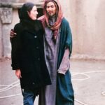 Vishka Asayesh Instagram - نترسین، نترسین، این منم، آذر جون رو بغل کردم 😉😅 "معصومیت از دست رفته" من طراح صحنه بودم، آذر طراح لباس. یک سکانسی بود، یه نقشی داشت به اسم "مرد لاغر اندام". یکی از این روزها که آقای میرباقری تو جلسه بودن، آقای اسکندری گفتن بیا تو رو گریم کنیم نقش "مرد لاغر اندام" رو بازی کنی🤣. منم از خدا خواسته که اخ جون یک گریم متفاوت و یک نقش متفاوت. خلاصه گریم شدم و رفتم جلوی اقای میرباقری ایستادم. یه جورایی شل و کج هم ایستادم که مثلا مثل خودم نباشم😆. آقای میرباقری گفتن این کیه؟ اقای اسکندری جواب دادن که برای نقش "مرد لاغر اندام" آوردیمش، گفتن چه عالی قبلا بازی کرده😅؟ دیگه با این جمله از خنده ترکیدم و خودم رو لو دادم🤣. پ.ن: هیچوقت اون نقش رو بازی نکردم دلم هم برای آذر خیلی تنگ شده❤