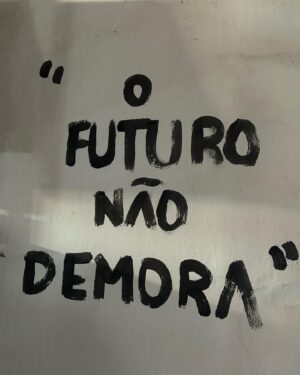 Vitória Falcão Instagram - (1)

minha grande promessa na virada do ano foi encarar a vida na pele. compromissada com não deixar o tempo passar por mim. corpo ativo, de ação, pronta pra ouvir os desejos, mergulhar fundo, olhar a cabeça. me lançar! perfurar os tecidos do meu próprio corpo com muitas histórias.
