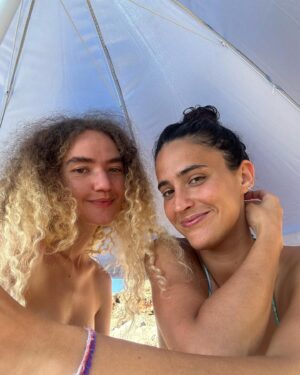 Vitória Falcão Instagram - 28 anos passando do ponto no sol (som: tsssssssss ❤️‍🔥🥴)
mas aos encontros e mergulhar com snorkels e as cerejas que n tirei foto, alegriaaaaaa (: