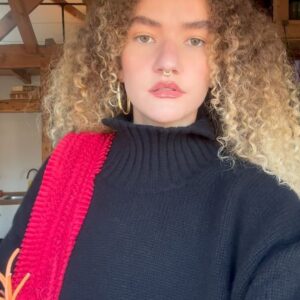 Vitória Falcão Instagram - (1)

minha grande promessa na virada do ano foi encarar a vida na pele. compromissada com não deixar o tempo passar por mim. corpo ativo, de ação, pronta pra ouvir os desejos, mergulhar fundo, olhar a cabeça. me lançar! perfurar os tecidos do meu próprio corpo com muitas histórias.