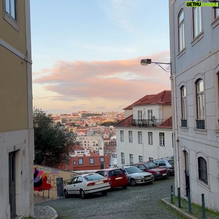 Vitória Falcão Instagram - (1) minha grande promessa na virada do ano foi encarar a vida na pele. compromissada com não deixar o tempo passar por mim. corpo ativo, de ação, pronta pra ouvir os desejos, mergulhar fundo, olhar a cabeça. me lançar! perfurar os tecidos do meu próprio corpo com muitas histórias.