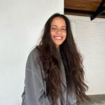 Vitória Falcão Instagram – é uma chuvaida, uma foto dum livro e depois a voz na sua cara, umas arrumação de natação, o nome da minha casa, uma fritura boa, um sorriso que abre a vida, um monte de coisa nessa cidade doida cheia de surpresa, mas nada NADA justifica jaja ser abril. corre nnn pra tu v