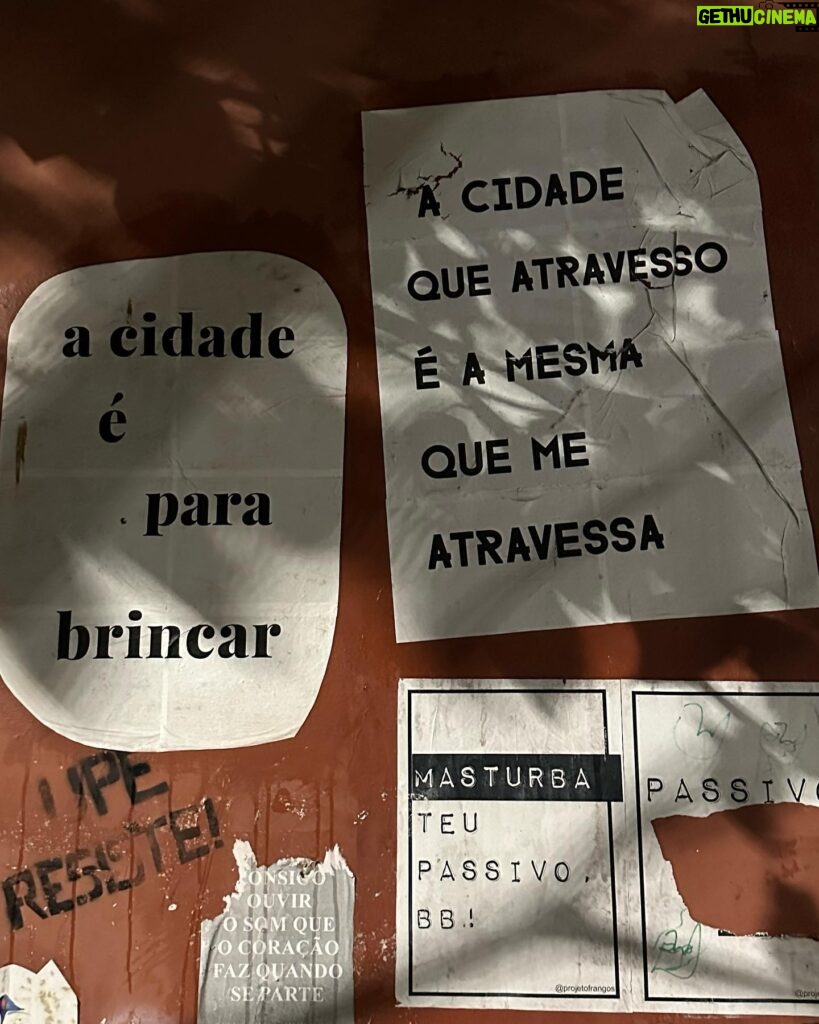 Vitória Falcão Instagram - 10 shows em 12 dias (: é claro que eu ia dar uma desaparecidinha do meio pro fim, né? ehehehehe foi cooooisa, viu? pense! e já é pouca doidura perambulando minha cabeça…… mas esses últimos meses eu tou especialmente mais pipioipopioipo. agora eu entendi um pouquinho mais que desorganizando dá pra se organizar mesmo, chico. e eu sigo no pernambuco, acredita? mas ouvi bem mais forró do que maracatu, isso foi só pra pra dizer de uma lembrança boba que fez sentido aqui com essa vida toda misturada no carrossel. oi, voltei (: e vou voltar e vou sumir de novo. juro que tou sempre no tempo possível, o que eu tenho, o meu. do jeito que sou, pequena ou menor que uma gota; do meu tamanho normal, 171. a vida é grande demais. e é muita arrumação viver no país mais legal e dolorido do mundo ao mesmo tempo. ihuuuuuuuu