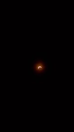 Vitória Falcão Instagram - o dia que eu vi um eclipse solar completim por 3s ☁️daqui 44 anos te procuro de novo 🌚🌞 higihihi
