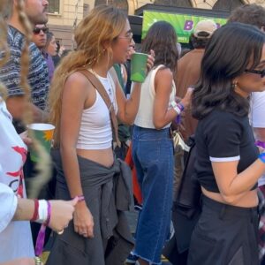 Vitória Falcão Instagram - fui muito feliz no @mita.festival 🤍 vi minha amiguinha vendo a banda do coração e sendo muito feliz. amei muito meu casal pefelido. me embrenhei com minhas irmãs, 1 e 3, uma em três, todas por uma e aquela pataquadinha q a gente sabe bem como é o amor. na última foto, tou em frente a prefeitura dessa cidade maluca q me dá um monte de coisa e me bota doida tb. a lua em cima, lucas e nay na minha frente, bem como minha vida é

prontas pra turnê das namoradeiras?  jajajajajjajajaja