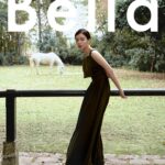 Vivian Sung Instagram - #BellaStar 首次挑戰用全英語演出法國電影《榮耀之路》，宋芸樺為戲迷帶來無限的驚喜與感動，分享到這個令她印象深刻的經驗，她說：「在拍攝榮耀之路時，因為劇組、演員都是法國人，所以都是用法文在溝通，但讓我驚訝的是即使不用透過翻譯，我也能從肢體語言感受到導演心中的想像，有些事情是不需要透過語言來理解，而是透過情緒、動作來感受。」 或許是當溝通的媒介轉變了，能感受到的東西也有所不同，有時反而會得到更細膩且更有張力的對話。 監製｜Toby Hsu @tobyotron 造型｜Chun Chao @thechaochun 攝影｜Zhou Chuan @_zhou_chuan 影音｜Lia Lee @sian.1 撰文｜Andie Shih 化妝｜Claire @clairechengmakeup @21caratmakeup 髮型｜威奇 @80s_ares @80sstudio 協力｜Christine Lin @christiniful 服裝｜Max Mara @maxmara #Bellataiwan #Bella儂儂 #做自己最時尚 #請按追蹤關注儂儂 #maxmara #宋芸樺