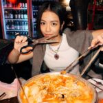Vivian Sung Instagram - 冷到我一直翻舊照 幻想吃熱呼呼的火鍋 (｡ ́︿ ̀｡) #卻正在吃優格的我 #人生啊